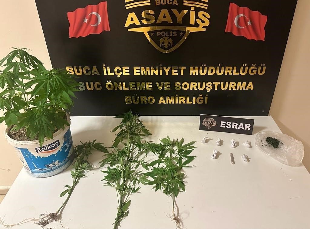 İzmir’de özel ekipten zehir tacirlerinin evlerine şok baskın