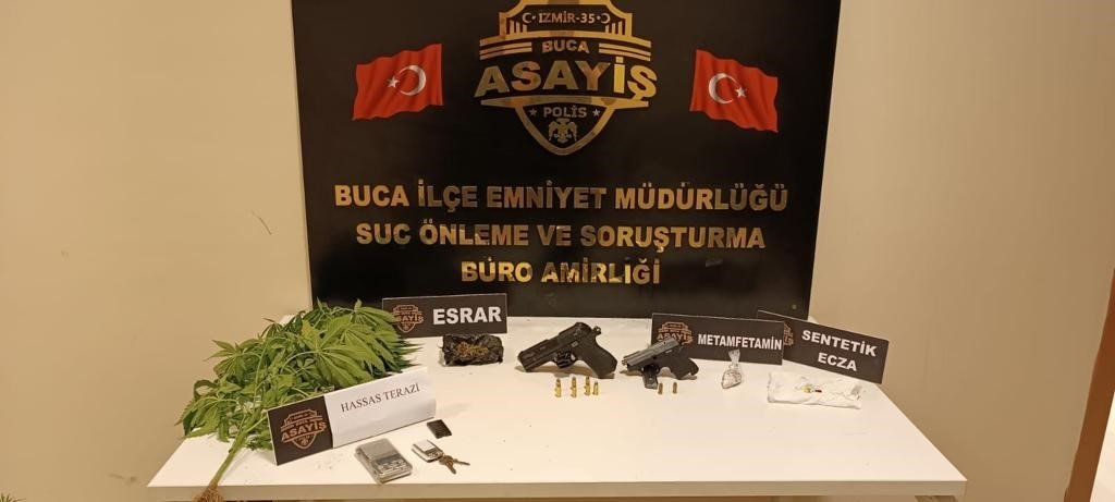 İzmir’de özel ekipten zehir tacirlerinin evlerine şok baskın