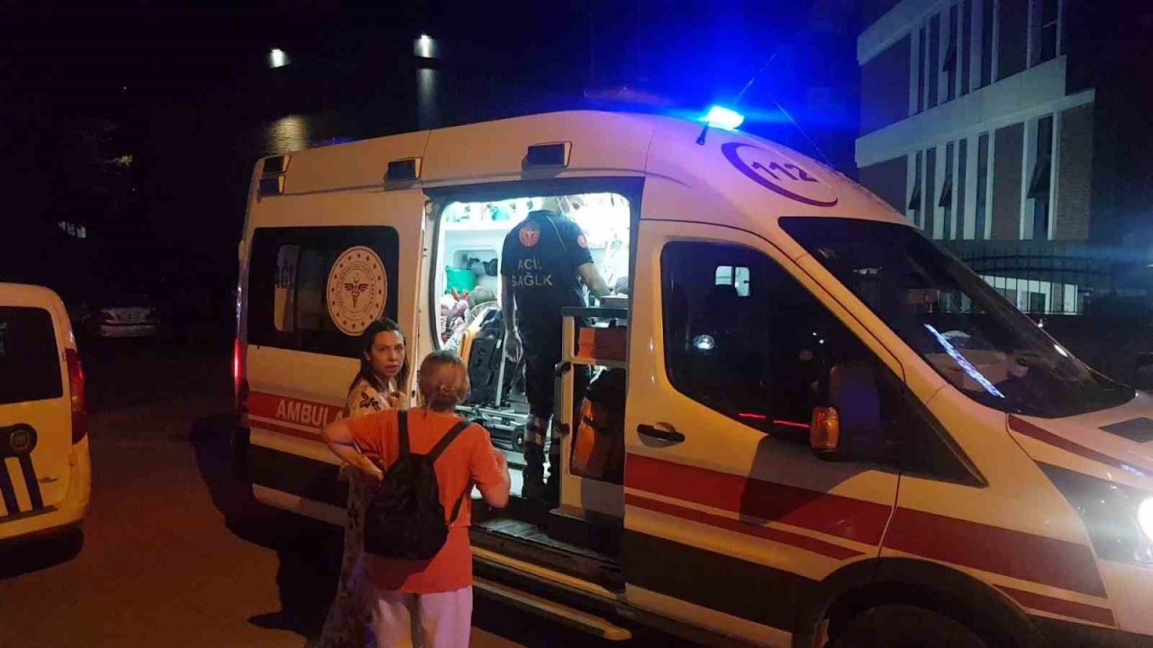 Otel mutfağındaki yangında 2 kişi dumandan etkilendi