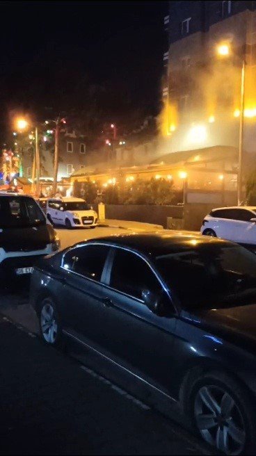 Otel mutfağındaki yangında 2 kişi dumandan etkilendi