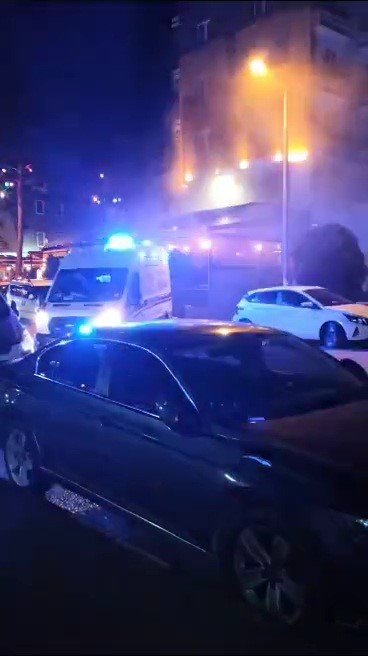 Otel mutfağındaki yangında 2 kişi dumandan etkilendi