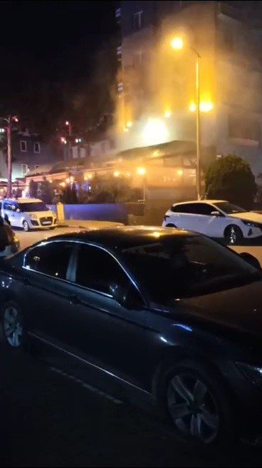 Otel mutfağındaki yangında 2 kişi dumandan etkilendi