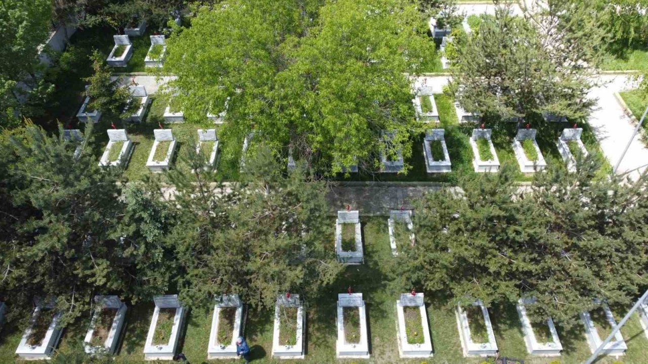 Kars’ta mezarlıklarda bayram temizliği