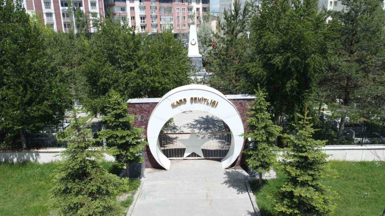 Kars’ta mezarlıklarda bayram temizliği