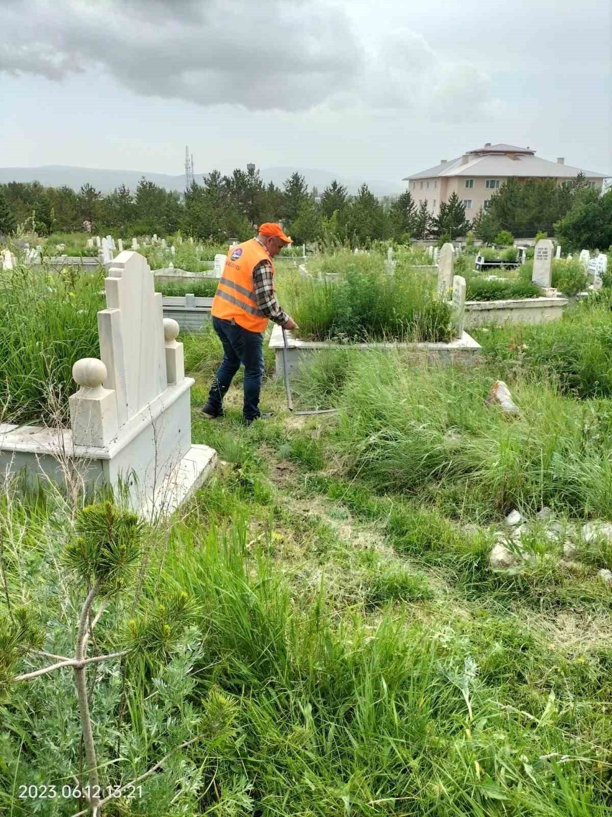 Kars’ta mezarlıklarda bayram temizliği