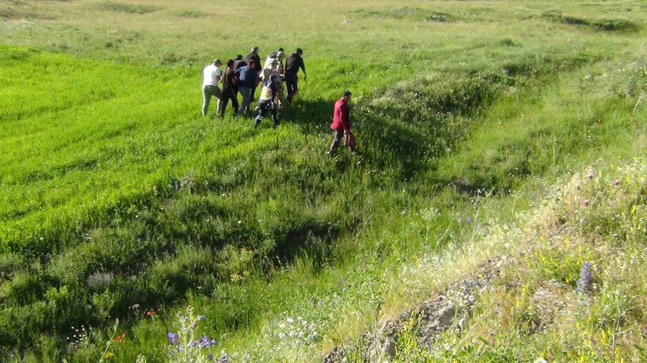 Kars’ta otomobil şarampole uçtu: 2 yaralı