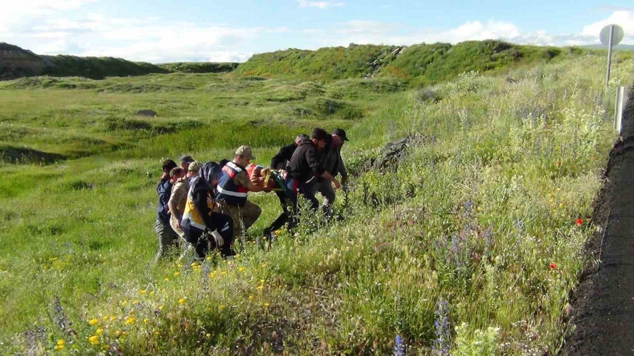 Kars’ta otomobil şarampole uçtu: 2 yaralı