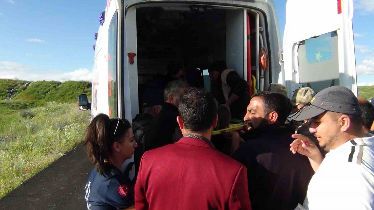 Kars’ta otomobil şarampole uçtu: 2 yaralı