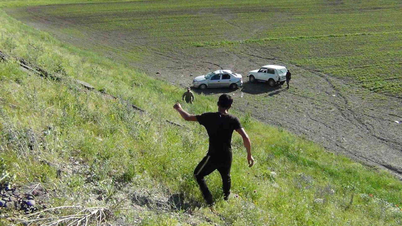 Kars’ta otomobil şarampole uçtu: 2 yaralı