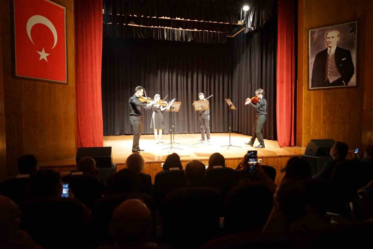 Moni Keman Dörtlüsü verdiği konserle kulakların pasını sildi