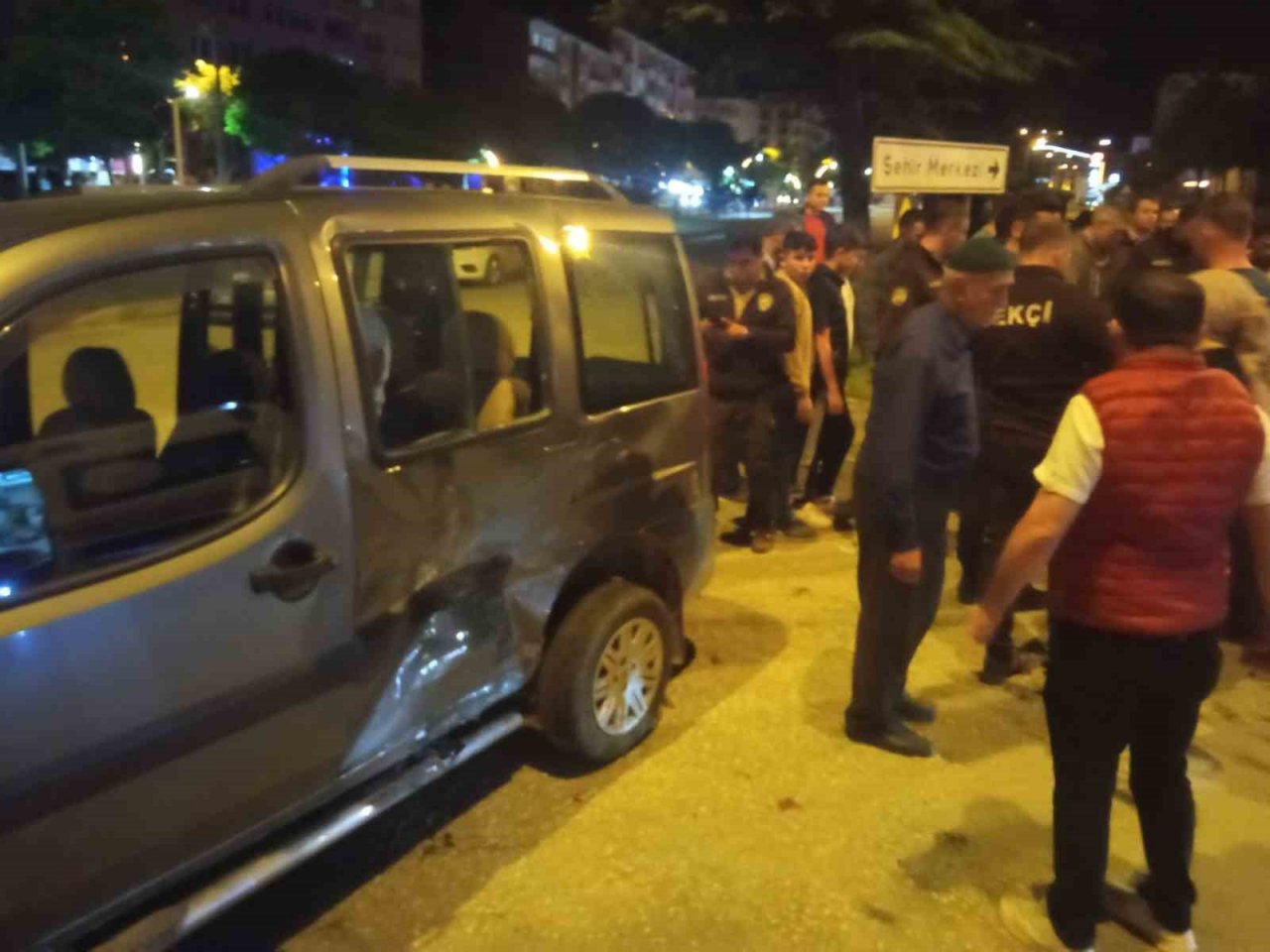 Hafif ticari araçla çarpışan motosiklet sürücüsü yaralandı