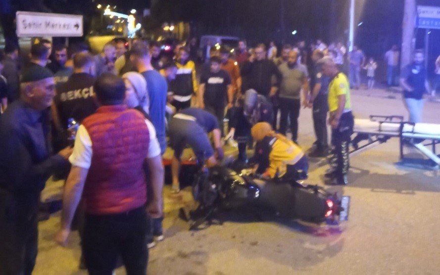 Hafif ticari araçla çarpışan motosiklet sürücüsü yaralandı