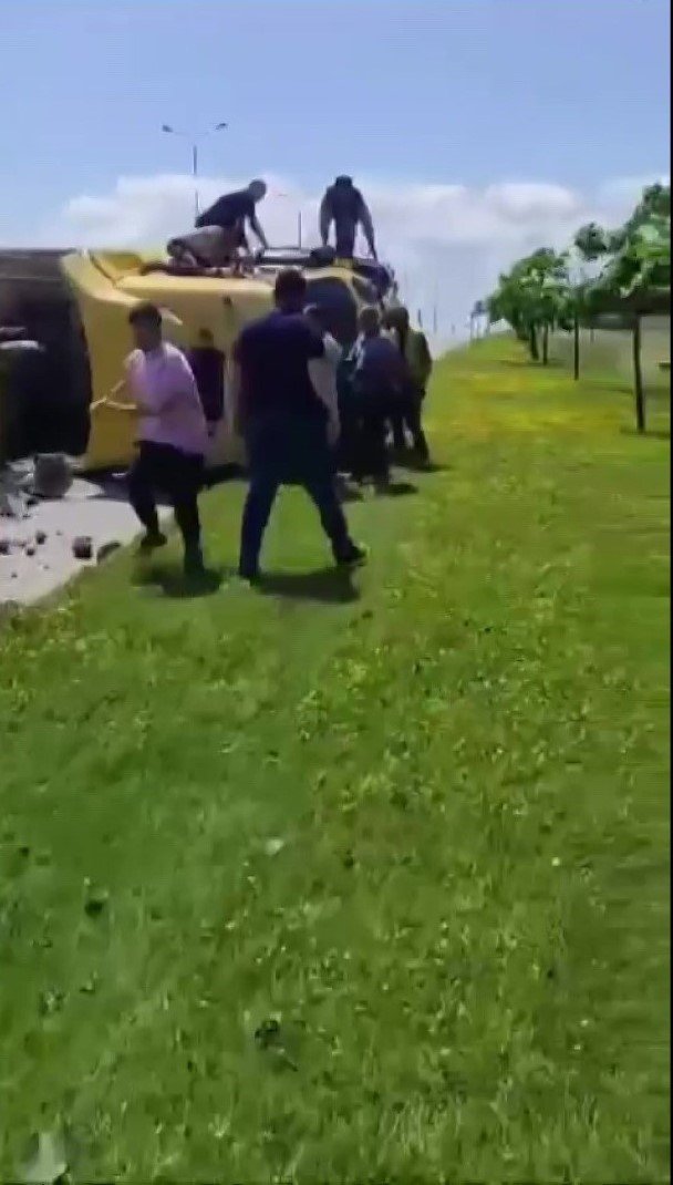 Tuzla’da hafriyat kamyonu devrildi, vatandaşlar yardıma koştu