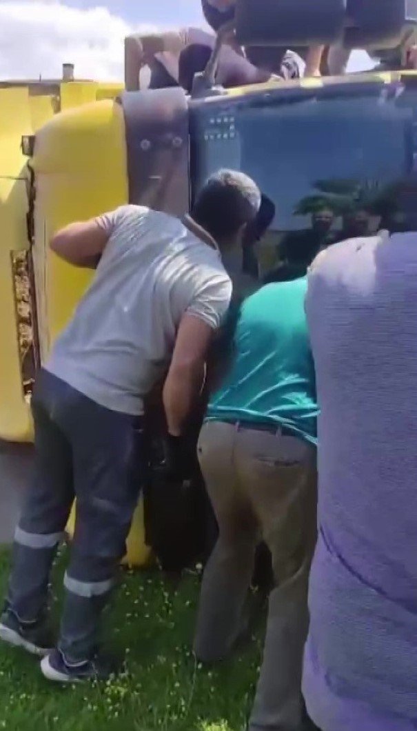 Tuzla’da hafriyat kamyonu devrildi, vatandaşlar yardıma koştu