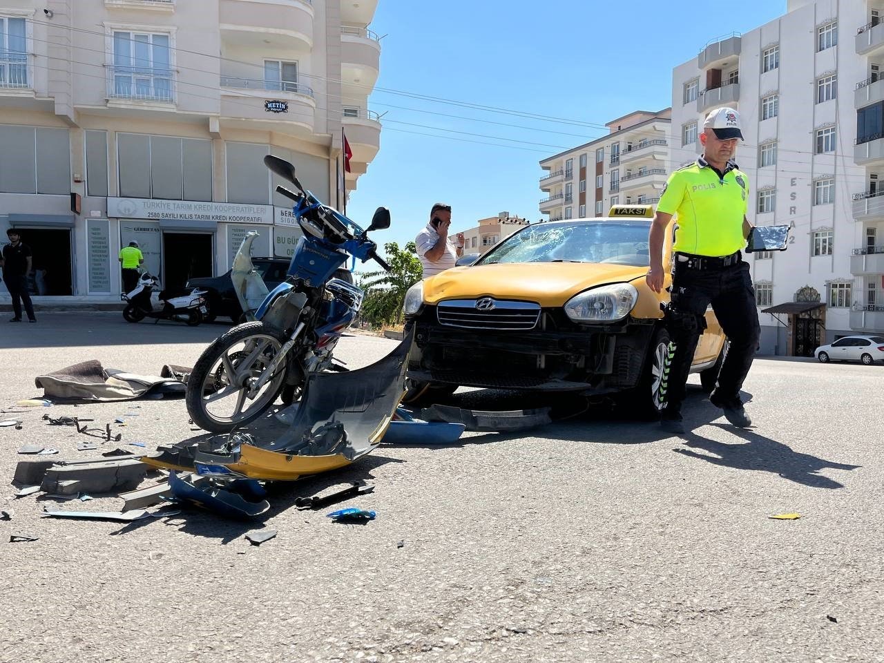 Kilis’te ticari taksi ile motosiklet çarpıştı:1 yaralı