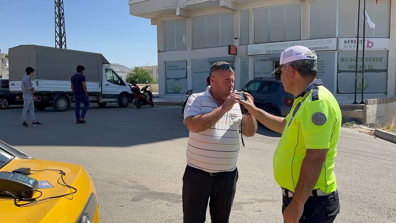 Kilis’te ticari taksi ile motosiklet çarpıştı:1 yaralı