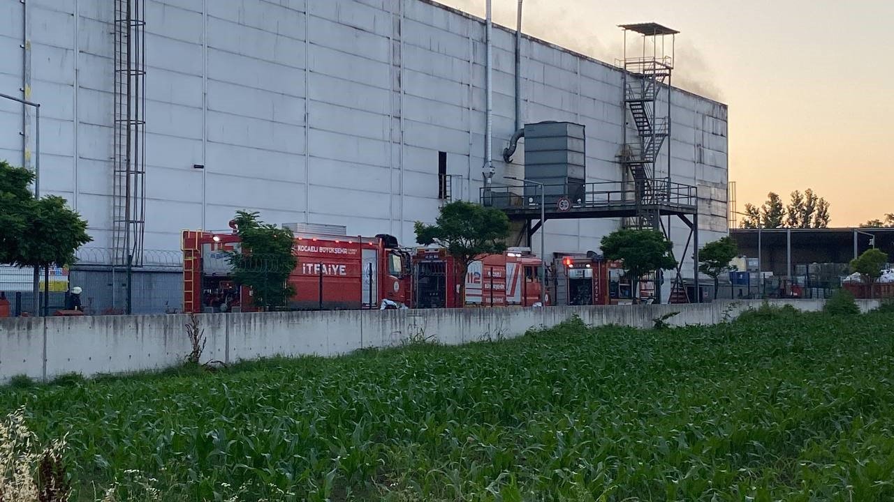 Kocaeli’de geri dönüşüm tesisindeki yangın söndürüldü