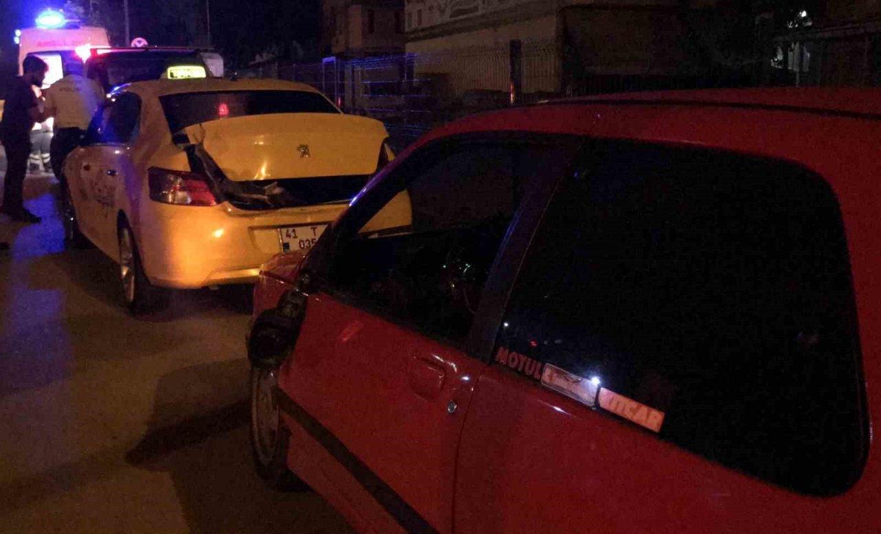 Ticari taksi ile çarpışan otomobilde bulunan yaşlı adam yaralandı