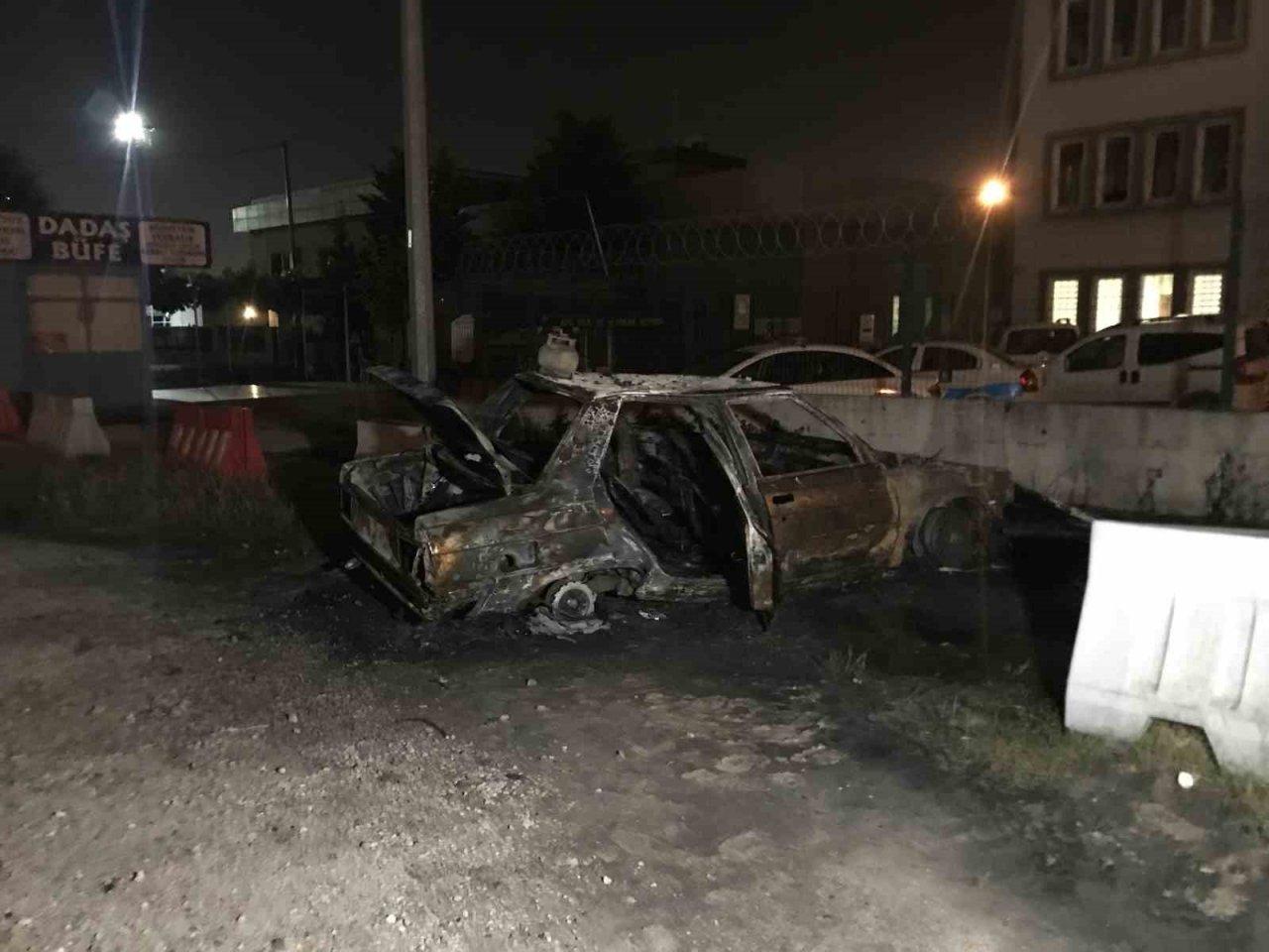 Yanan otomobili bırakıp kaçtı: Aracın üzerindeki piknik tüpü dikkat çekti