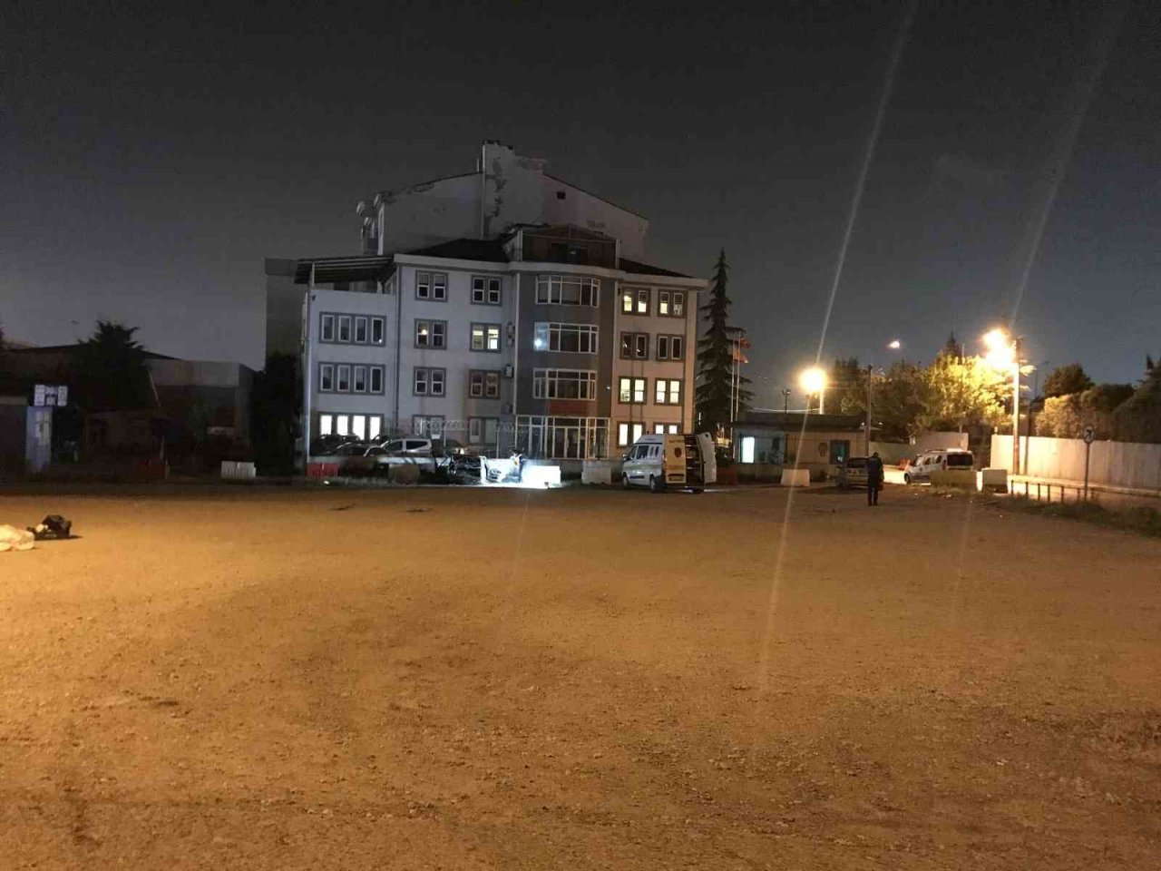 Yanan otomobili bırakıp kaçtı: Aracın üzerindeki piknik tüpü dikkat çekti