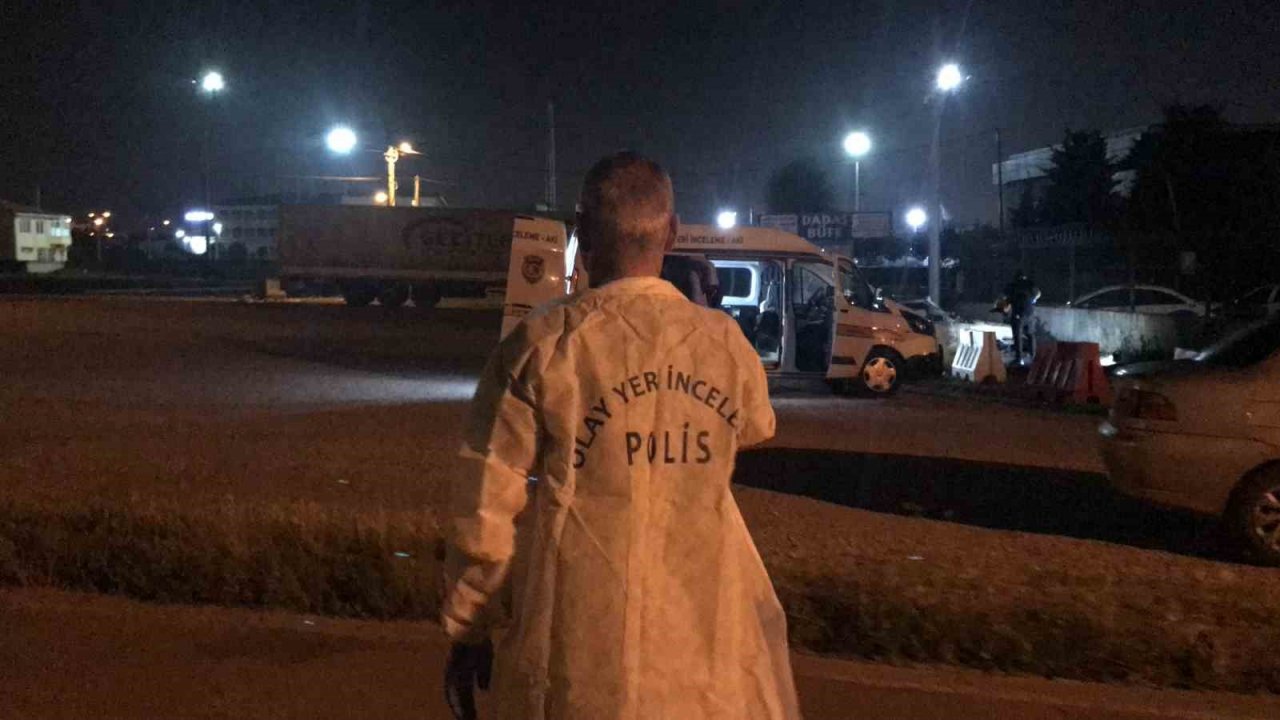 Yanan otomobili bırakıp kaçtı: Aracın üzerindeki piknik tüpü dikkat çekti