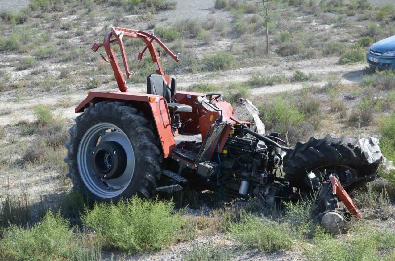 Konya’da traktör taşıyan tır devrildi: 1 yaralı