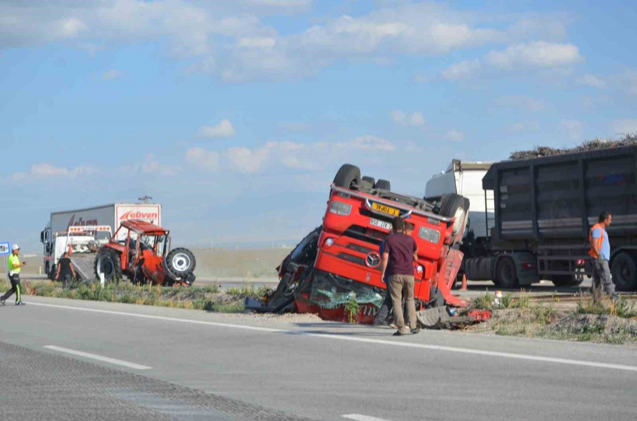 Konya’da traktör taşıyan tır devrildi: 1 yaralı