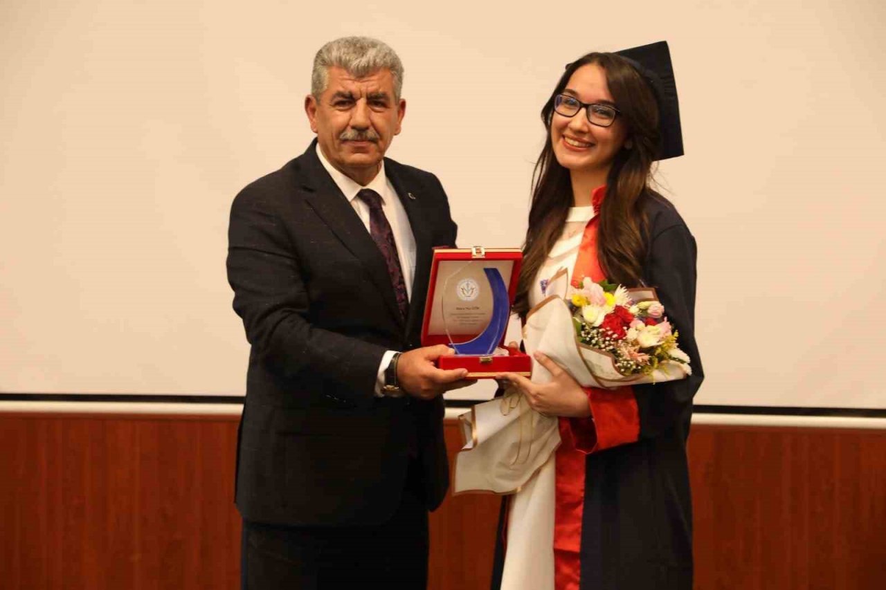 KSBÜ Diş Hekimliği Fakültesinde ilk mezuniyet coşkusu yaşandı