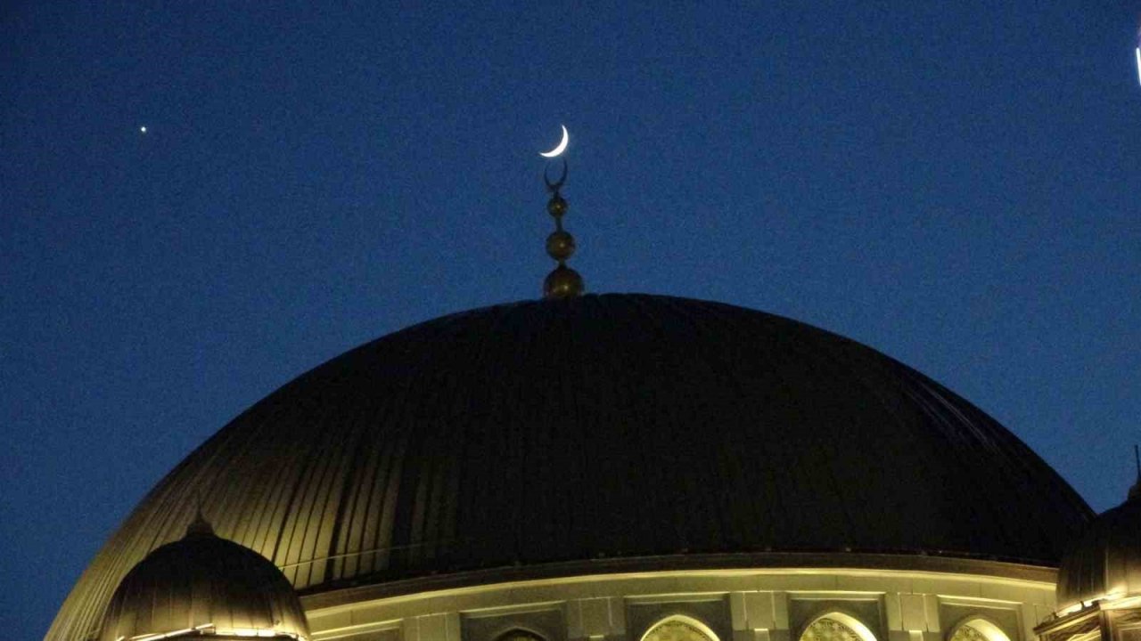 Ay ile yıldızın gökyüzünde buluşması Taksim’de böyle görüntülendi