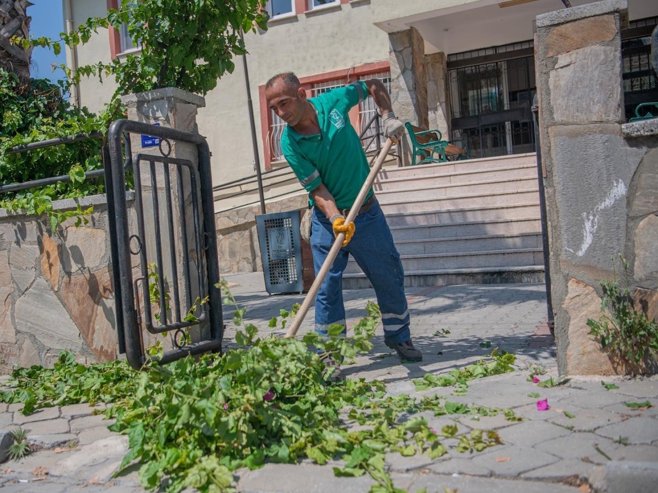 Kuşadası Belediyesi’nden bayram temizliği