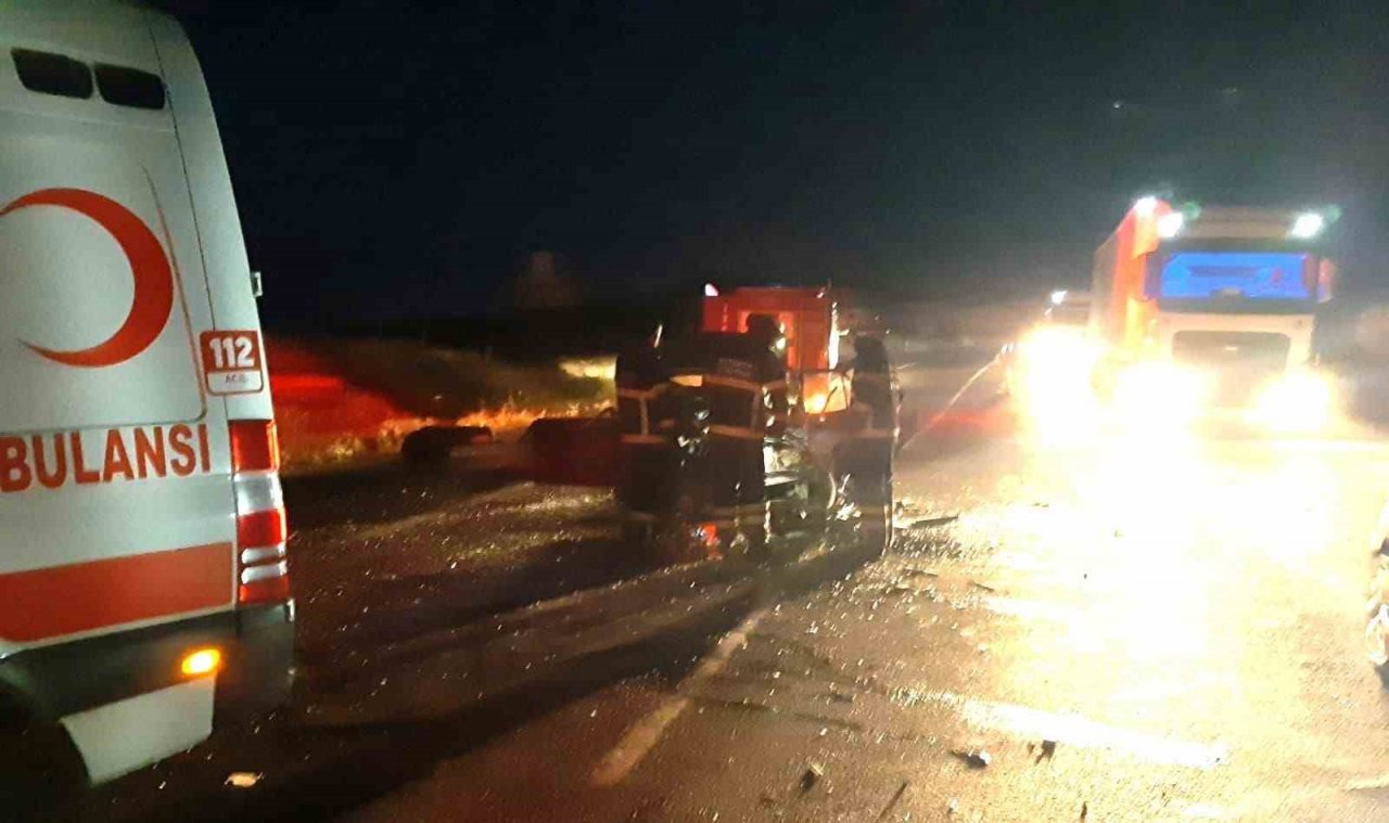 Kütahya’da otomobil ile tır çarpıştı: 5 yaralı