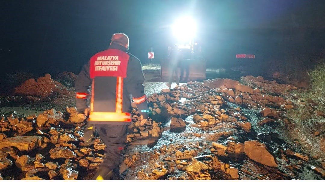 Selin sürüklediği kayalar yolları kapattı