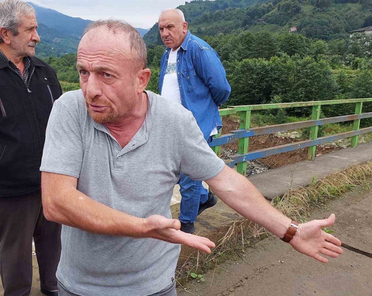 Dereden alınan kum ve çakıl köprünün çökmesine neden oldu