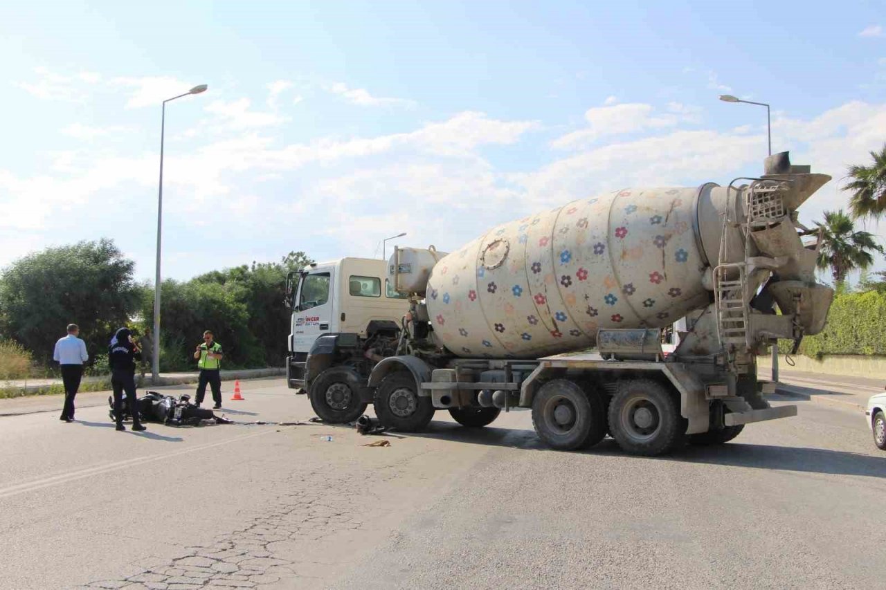 ’U’ dönüşü yapan beton mikseri motosikletle çarpıştı: 2 yaralı