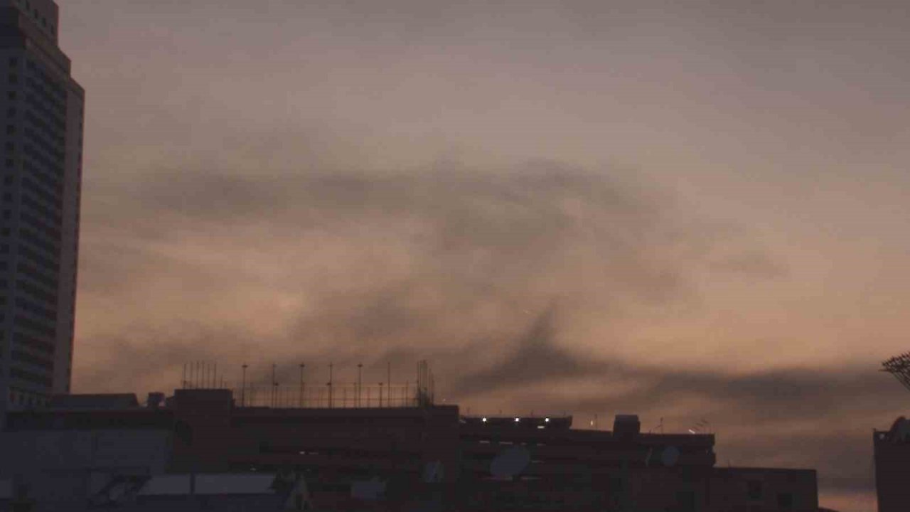 Manisa’daki yangının kara dumanları İzmir’i kapladı
