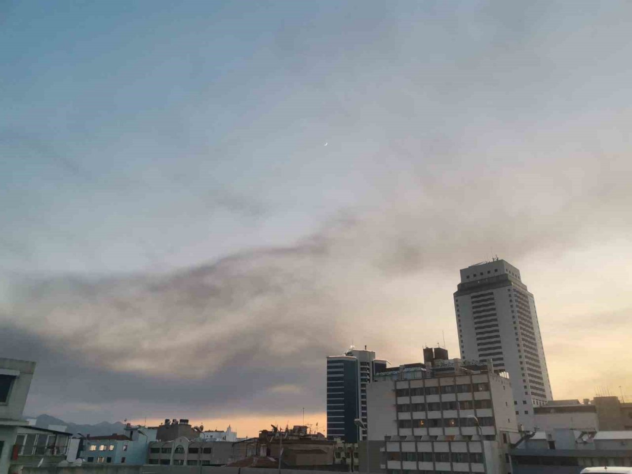 Manisa’daki yangının kara dumanları İzmir’i kapladı