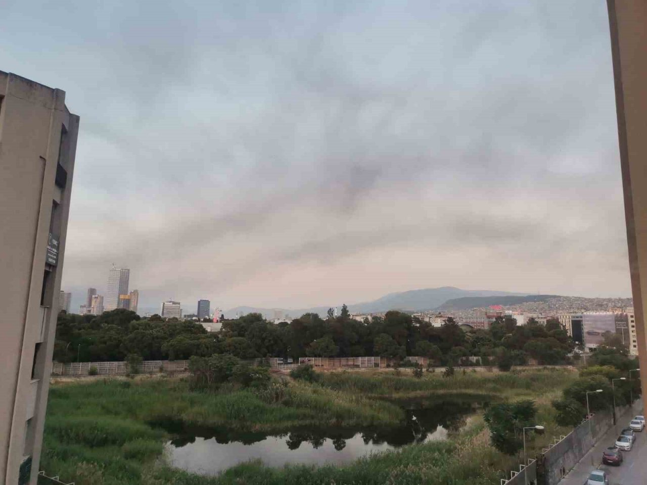 Manisa’daki yangının kara dumanları İzmir’i kapladı