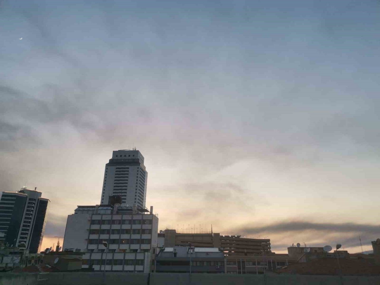 Manisa’daki yangının kara dumanları İzmir’i kapladı