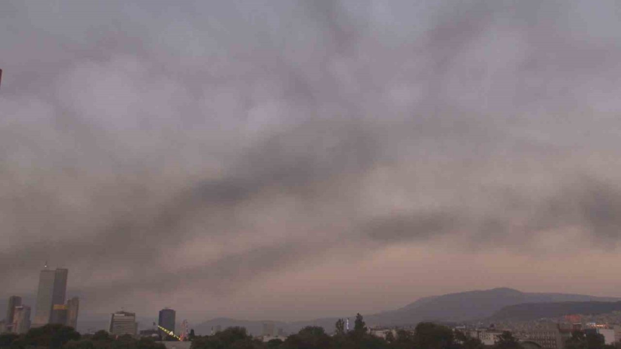 Manisa’daki yangının kara dumanları İzmir’i kapladı