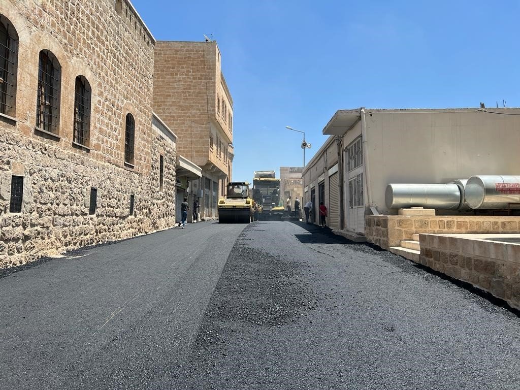 Midyat ilçe merkezinde sıcak asfalt çalışmaları tamamlandı