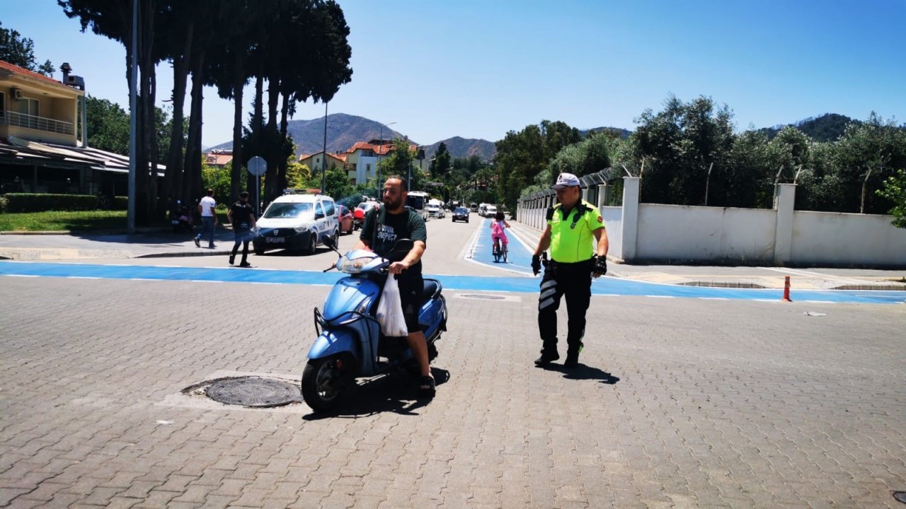 Marmaris’te kasksız trafiğe çıkanlara ağır cezalar yazılıyor