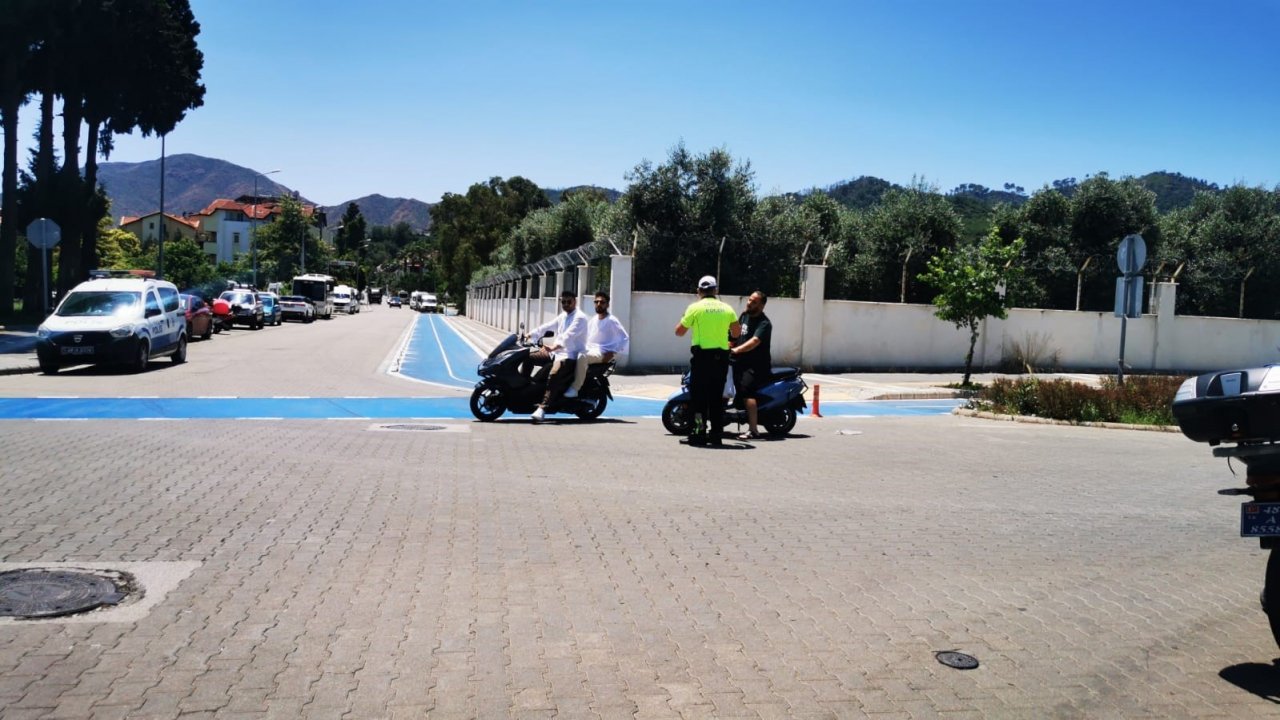 Marmaris’te kasksız trafiğe çıkanlara ağır cezalar yazılıyor