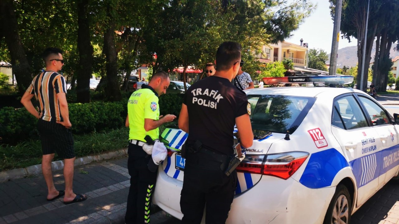 Marmaris’te kasksız trafiğe çıkanlara ağır cezalar yazılıyor