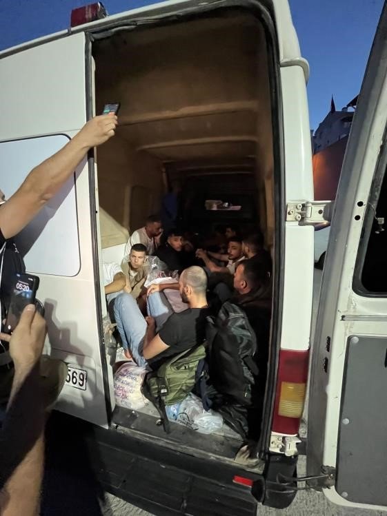 Göçmen kaçakçıları tutuklandı