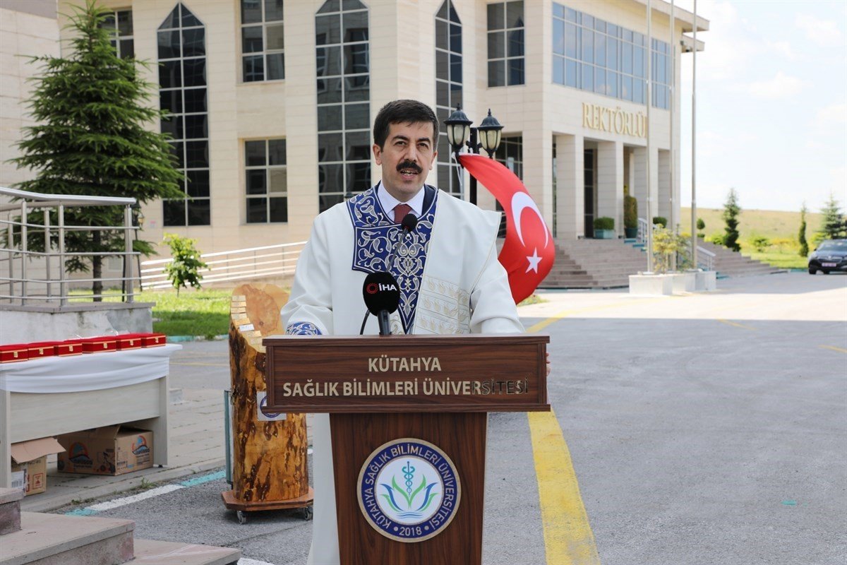 KSBÜ Tıp Fakültesinden mezun olan 104 öğrenci törenle hekimlik mesleğine adım attı