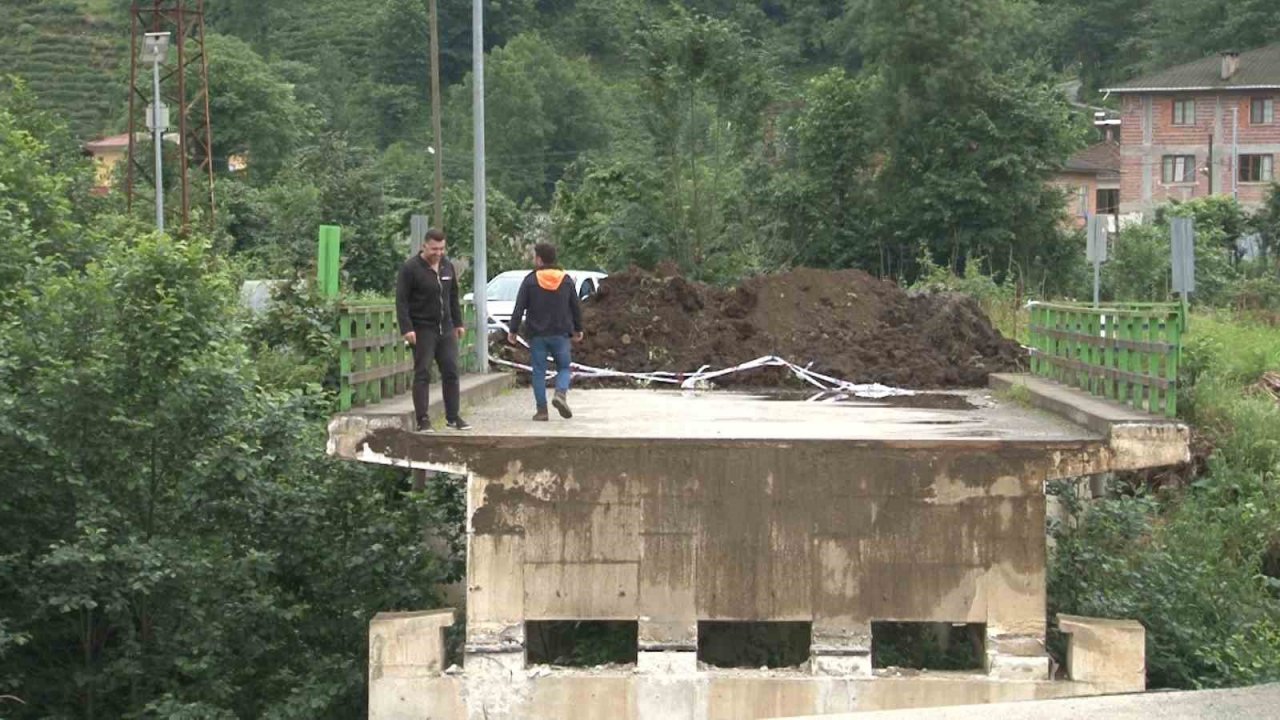 Dereden alınan kum ve çakıl köprünün çökmesine neden oldu