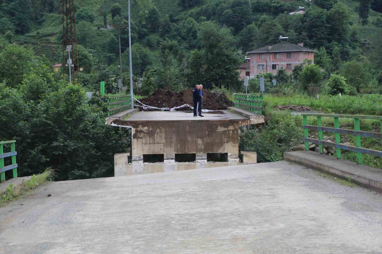 Dereden alınan kum ve çakıl köprünün çökmesine neden oldu
