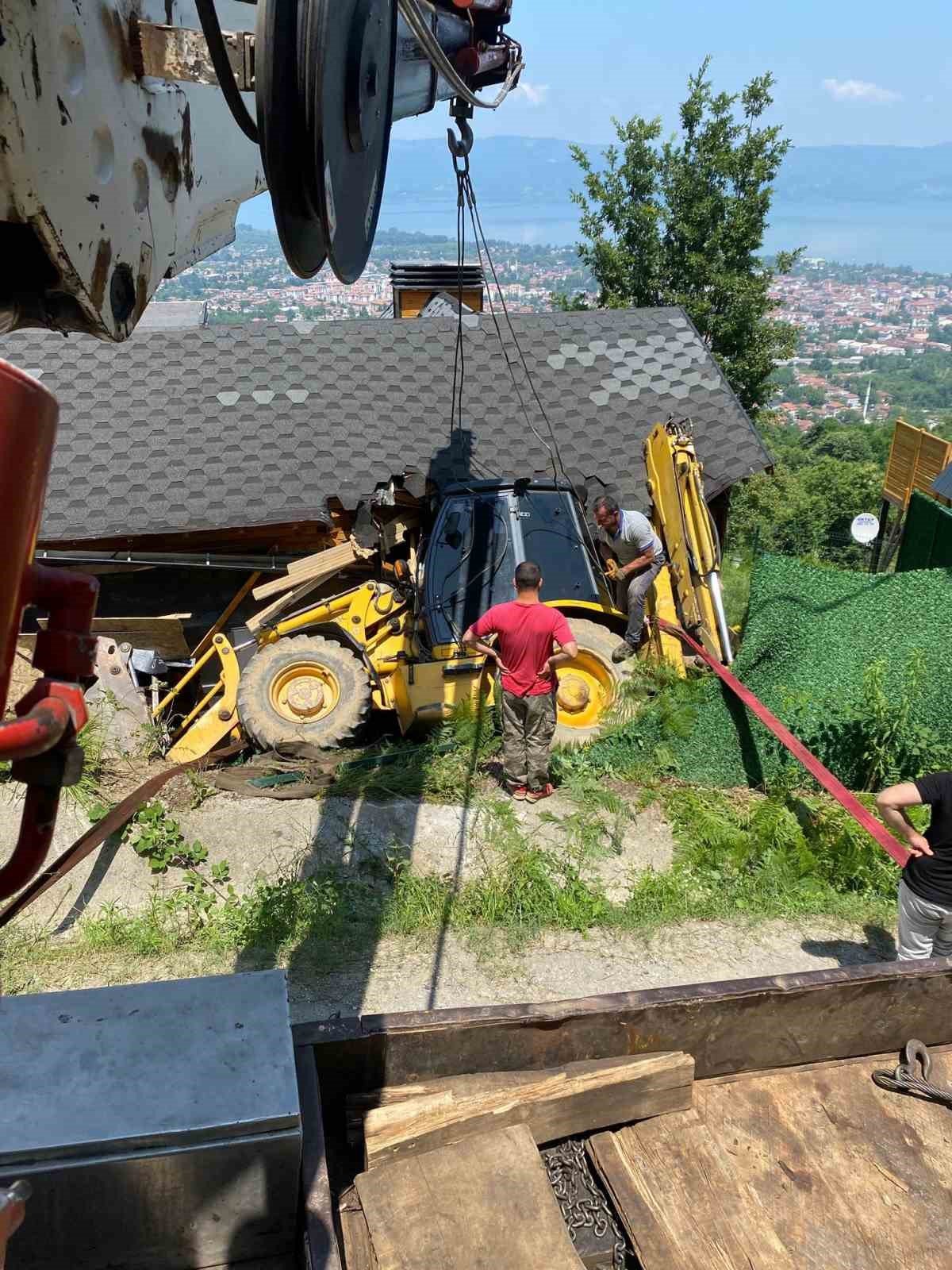 Faciaya ramak kala durdu: Arızalanan kepçe bungalova girdi