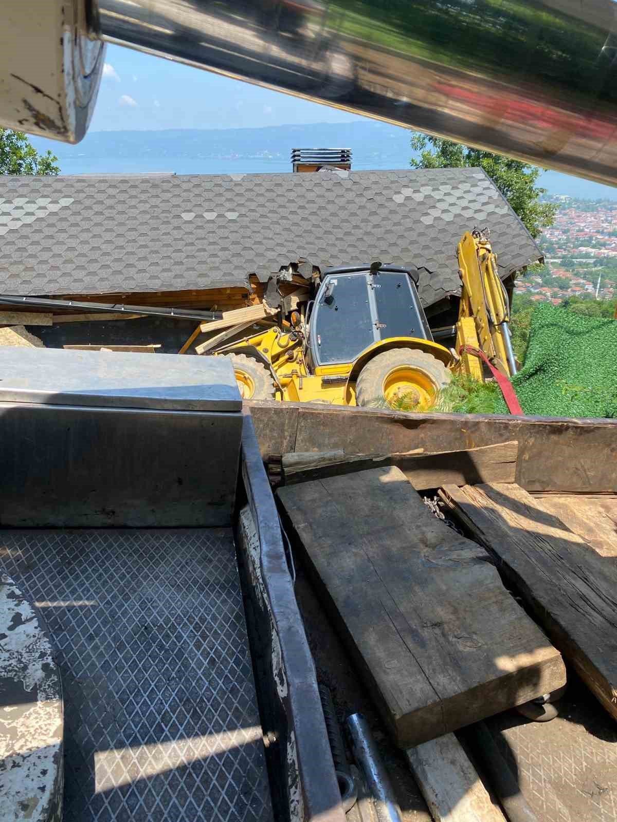 Faciaya ramak kala durdu: Arızalanan kepçe bungalova girdi