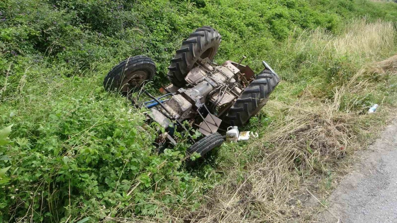 İnanılmaz kurtuluş: Devrilen traktörün altından sağ çıktılar